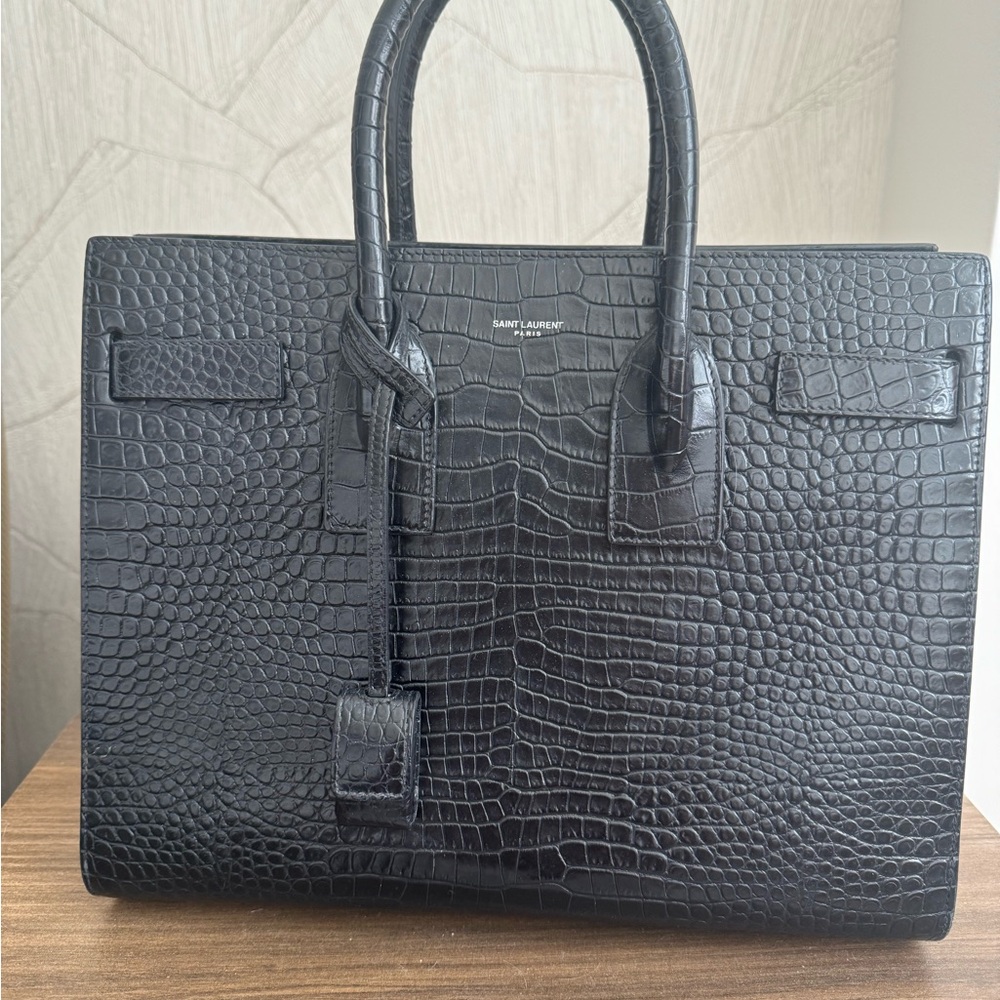 YSL SAC DE JOUR LARGE IN CROCODILE-EMBOSSED
LEATHER ***AUTHENTIC GUARANTEED ***